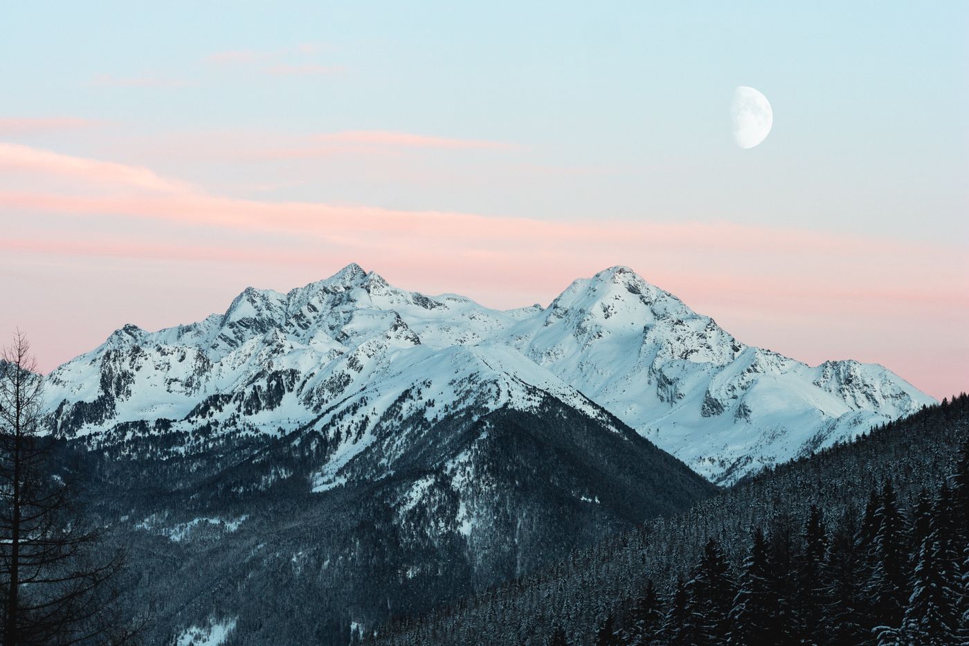 Verschneite Gipfel mit Mond